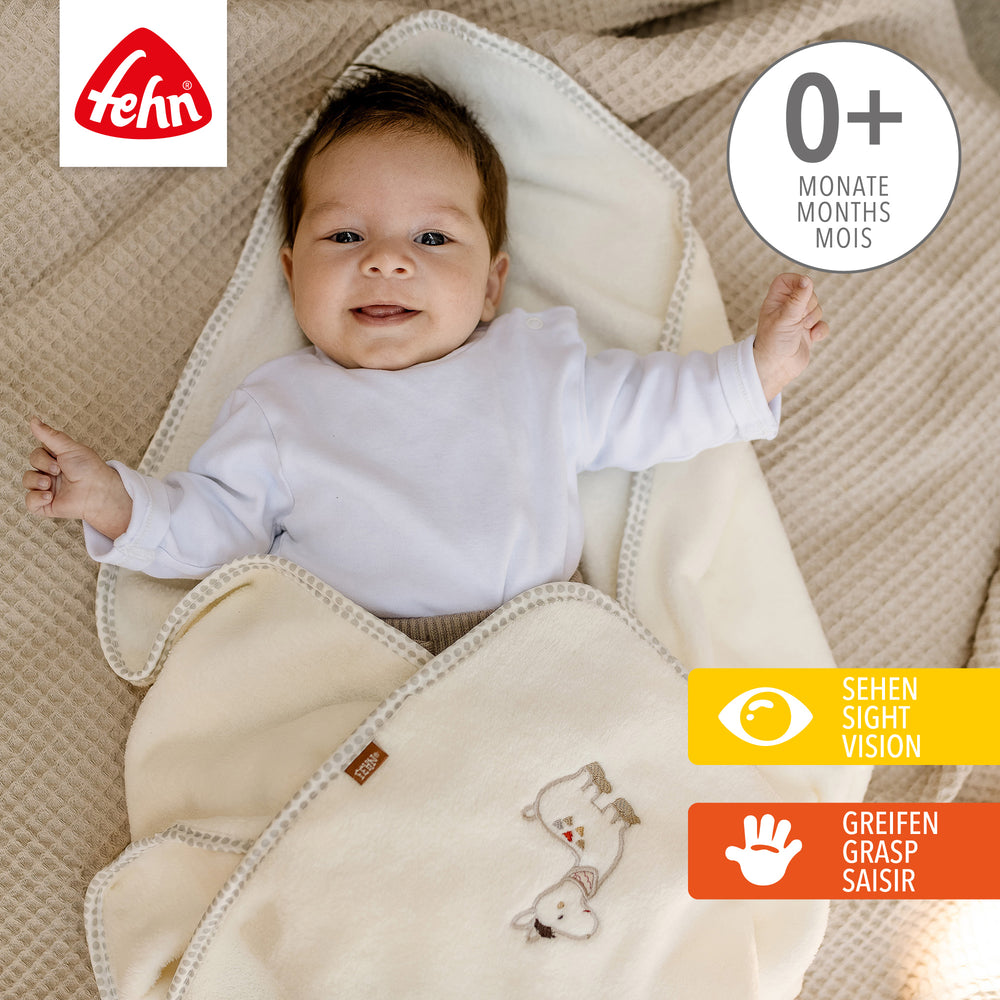 Baby liegt in Baby Kuscheldecke Lama
