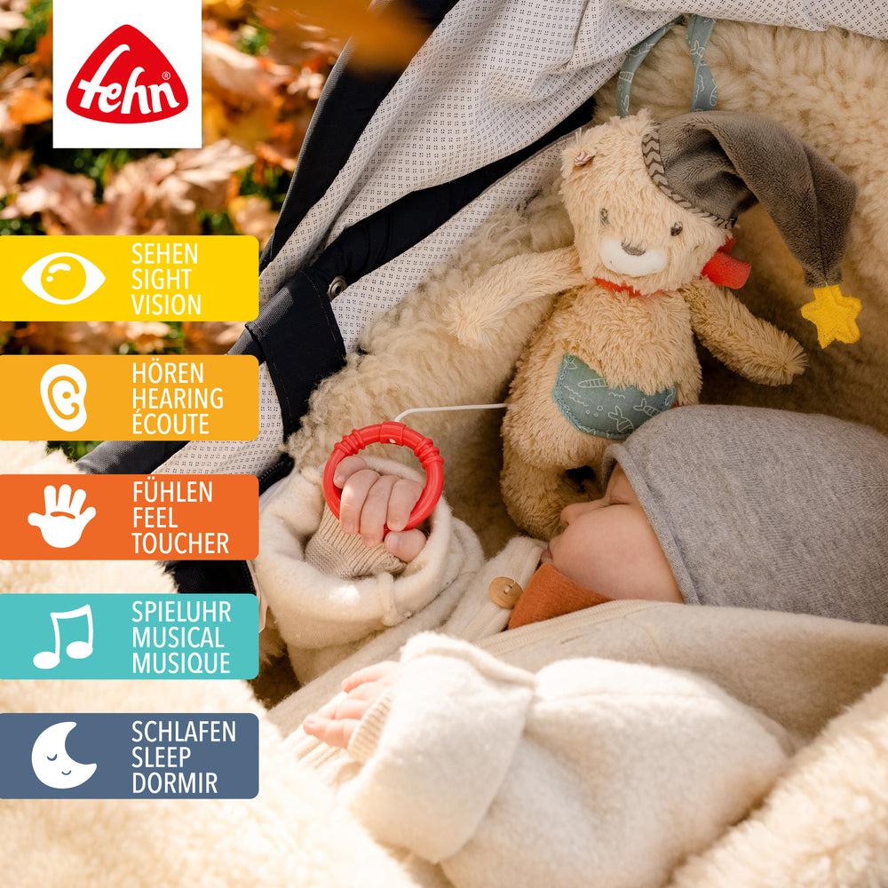 Baby schläft im Kinderwagen mit Baby Spieluhr Bär