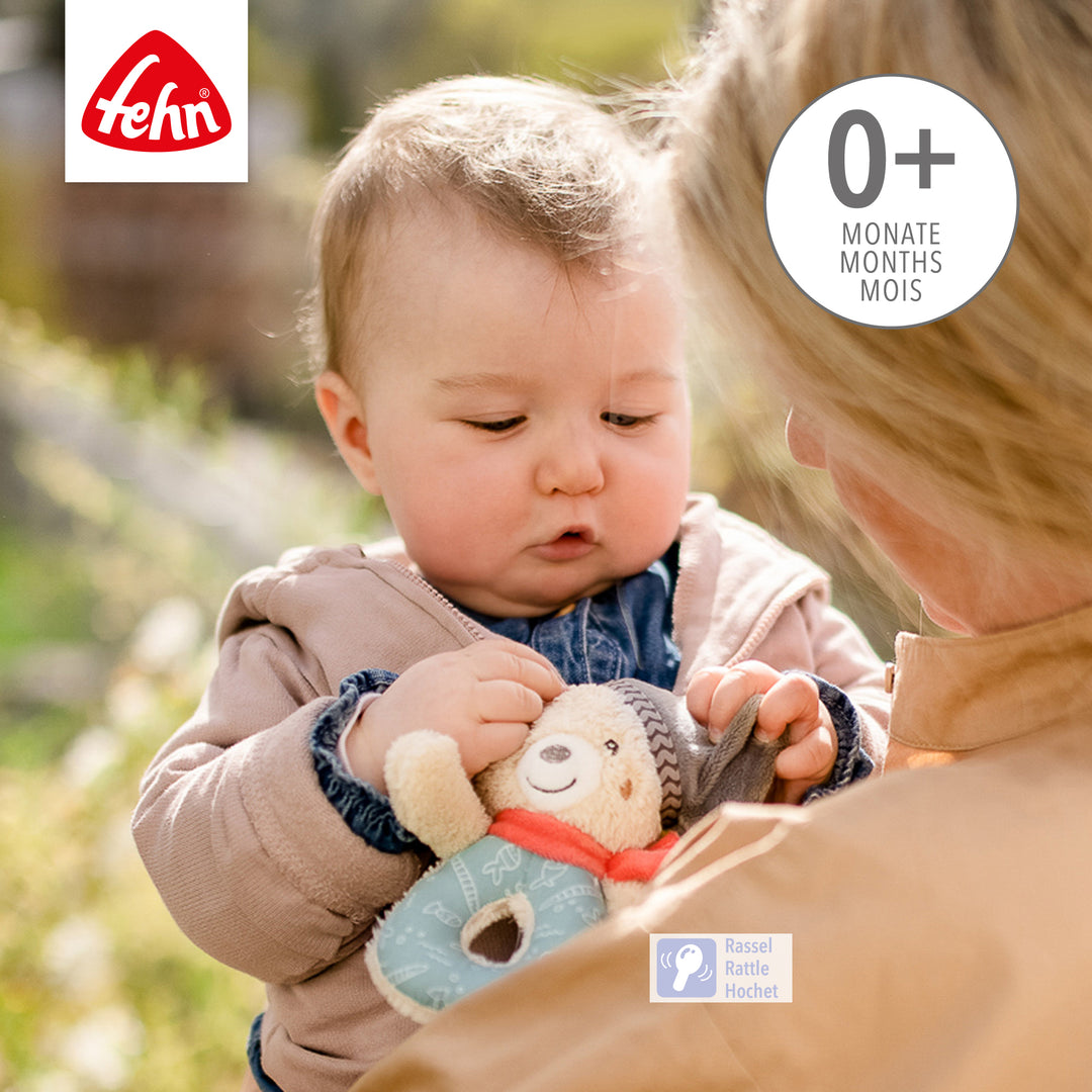 Baby hält Baby Ring-Greifling Bär mit integrierter Rassel