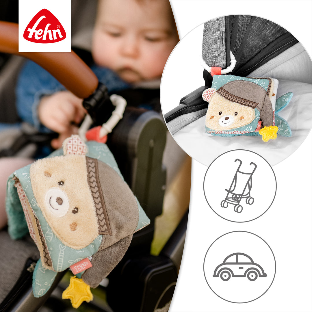 Baby Stoffbuch Bruno an Kinderwagen und Babyschale befestigt