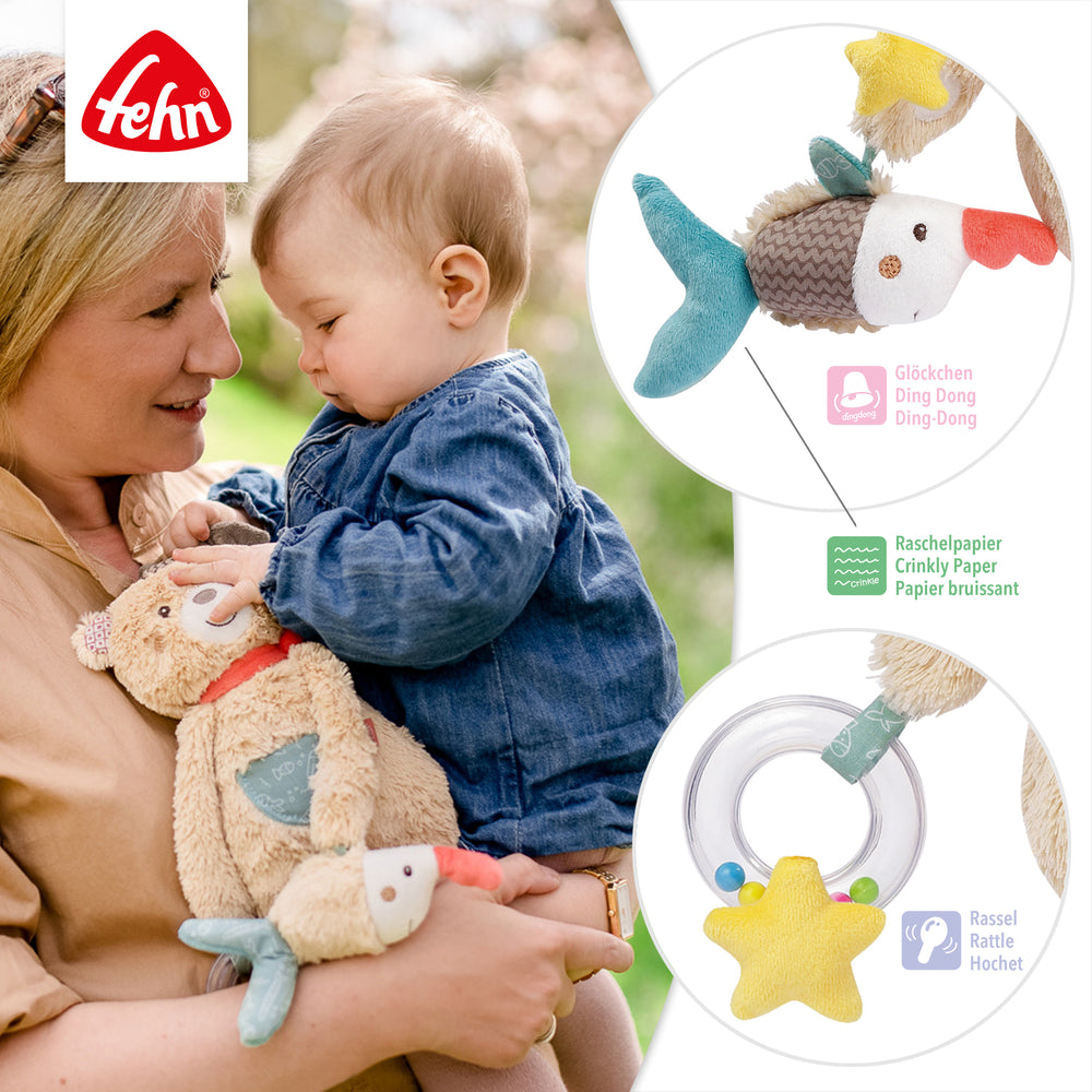Detailansicht des Baby Activity-Bär mit Glöckchen, Raschelpapier und Rassel