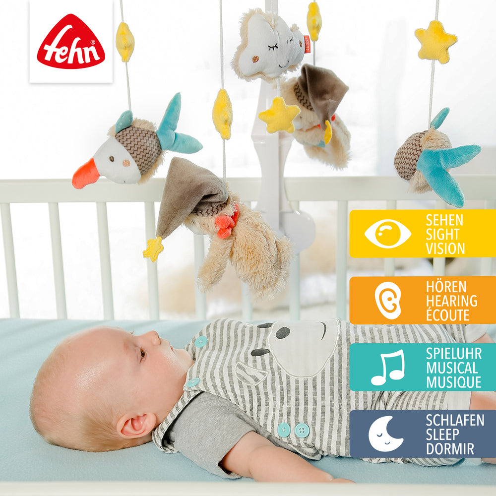 Baby liegt unter Baby Musik-Mobile Bruno