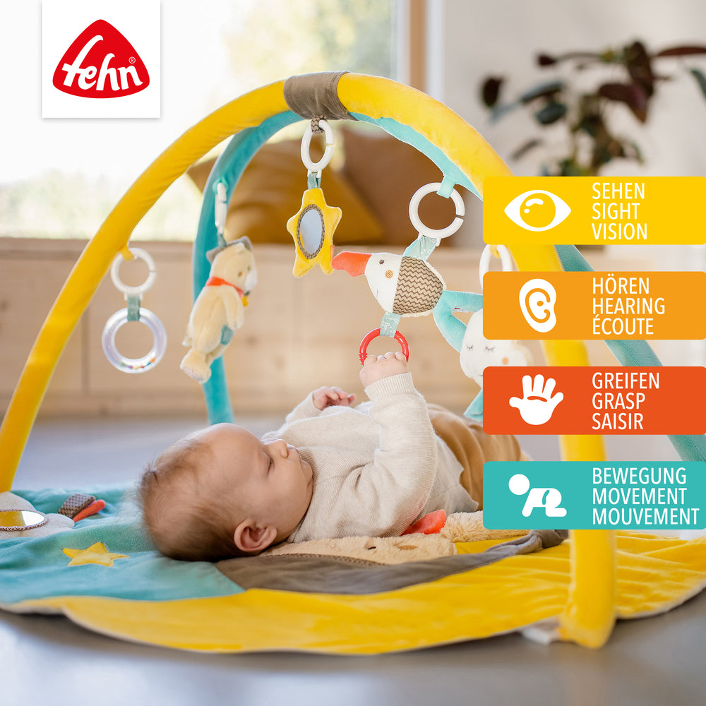 Baby entdeckt die Baby 3-D-Activity-Decke Bruno in Rückenlage