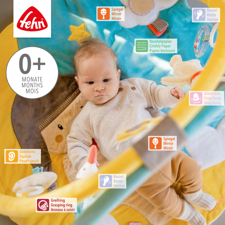 Baby liegt in Baby 3-D-Activity-Decke Bruno und greift nach Spielelement