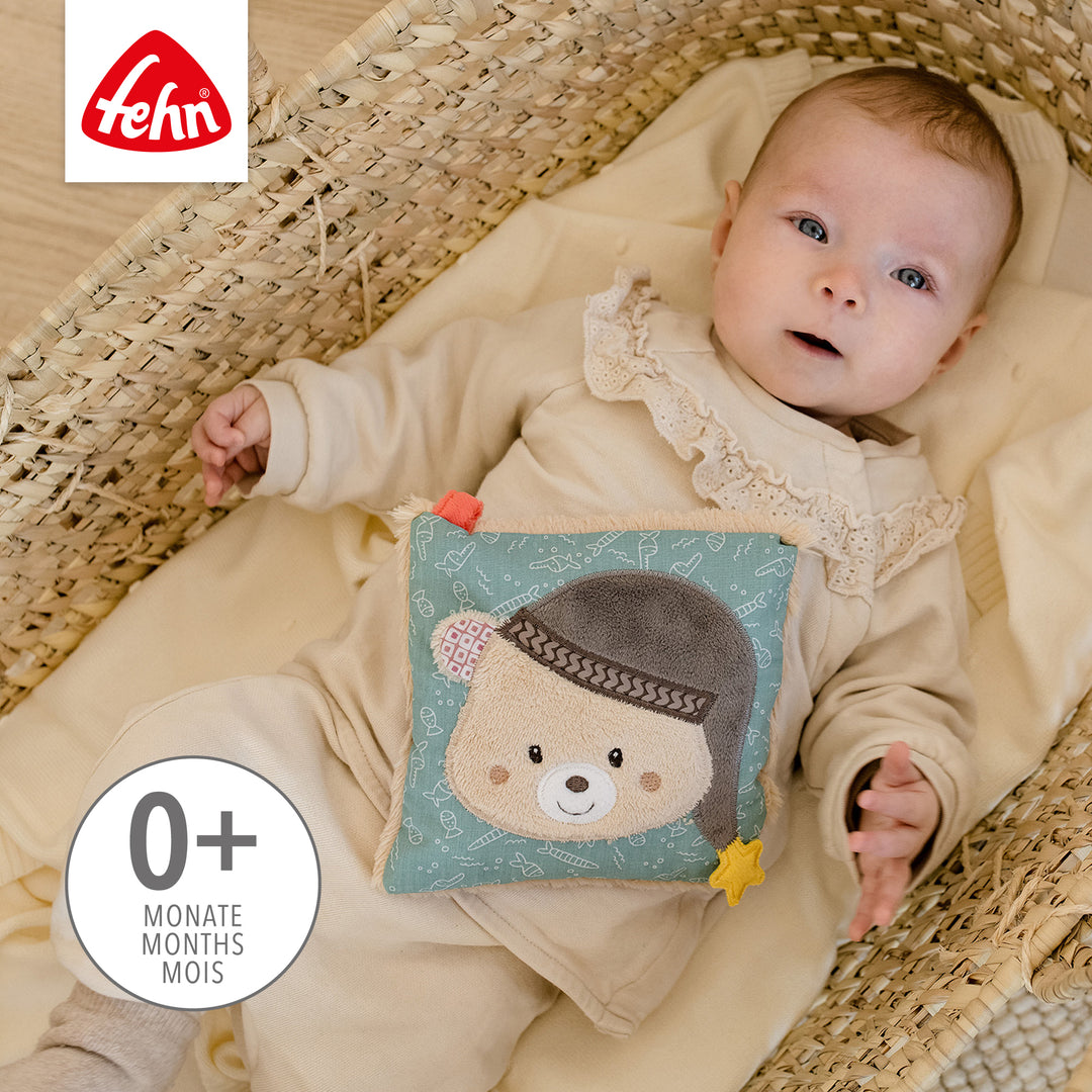 Baby kuschelt mit Baby Kirschkernkissen Bär aus weichem Plüsch