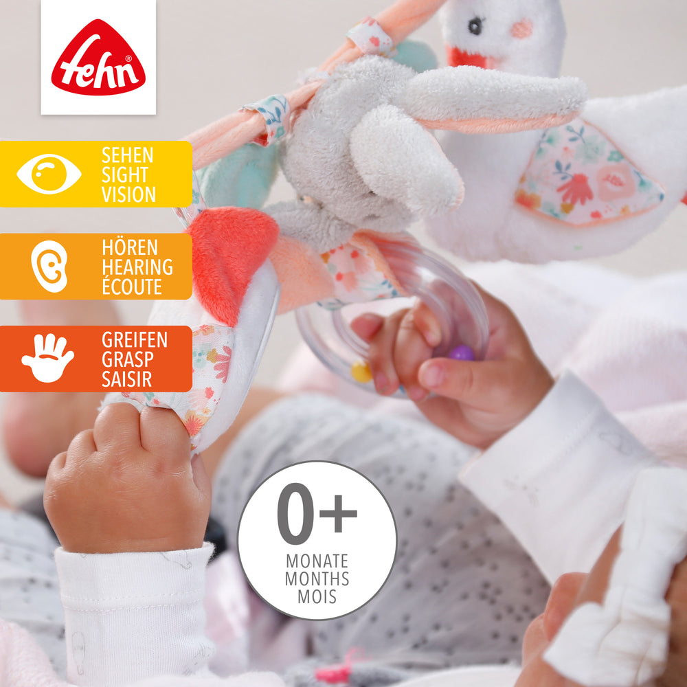 Baby spielt mit Baby Kinderwagenkette Schwanensee aus weichem Plüsch