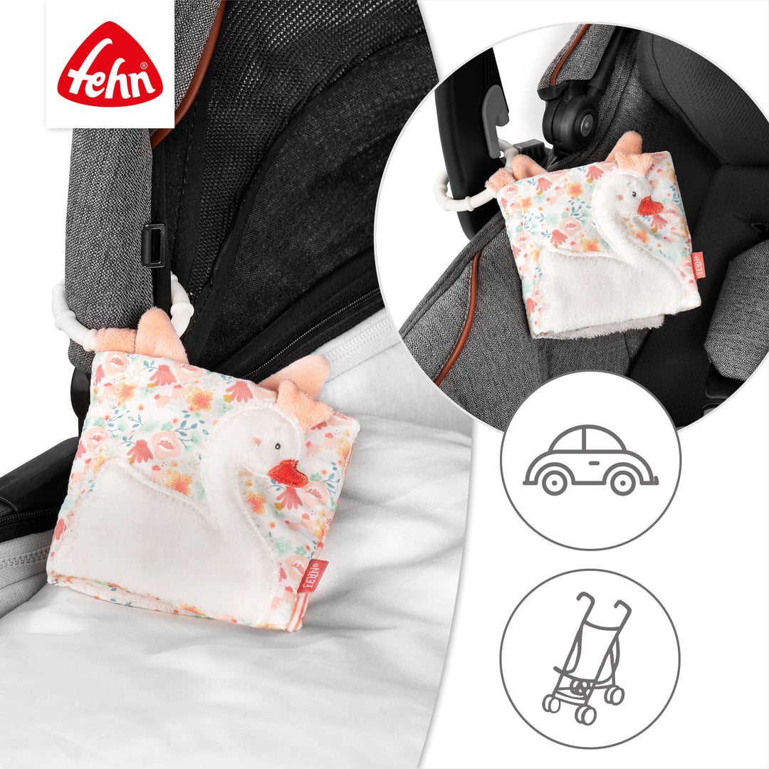 Baby Stoffbuch Schwanensee an Kinderwagen und Babyschale befestigt