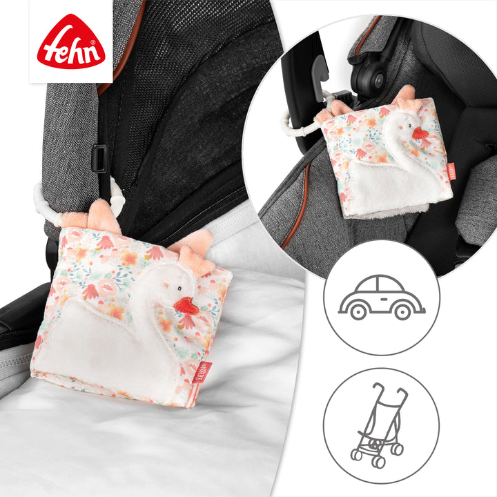 Baby Stoffbuch Schwanensee an Kinderwagen und Babyschale befestigt