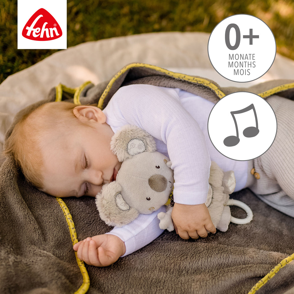 Baby schläft mit Baby Spieluhr Koala im Arm
