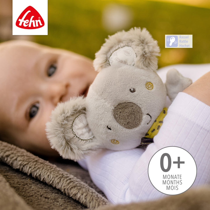Baby hält Baby Ring-Greifling Koala im Arm