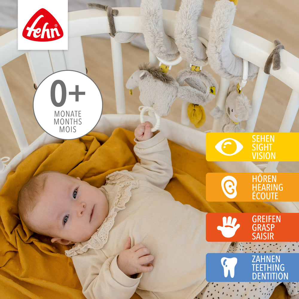 Baby greift nach Baby Activity-Spirale Australia aus weichem Plüsch