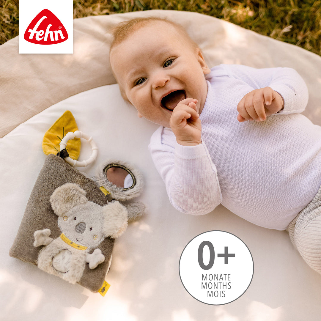 Baby spielt mit Baby Stoffbuch Koala