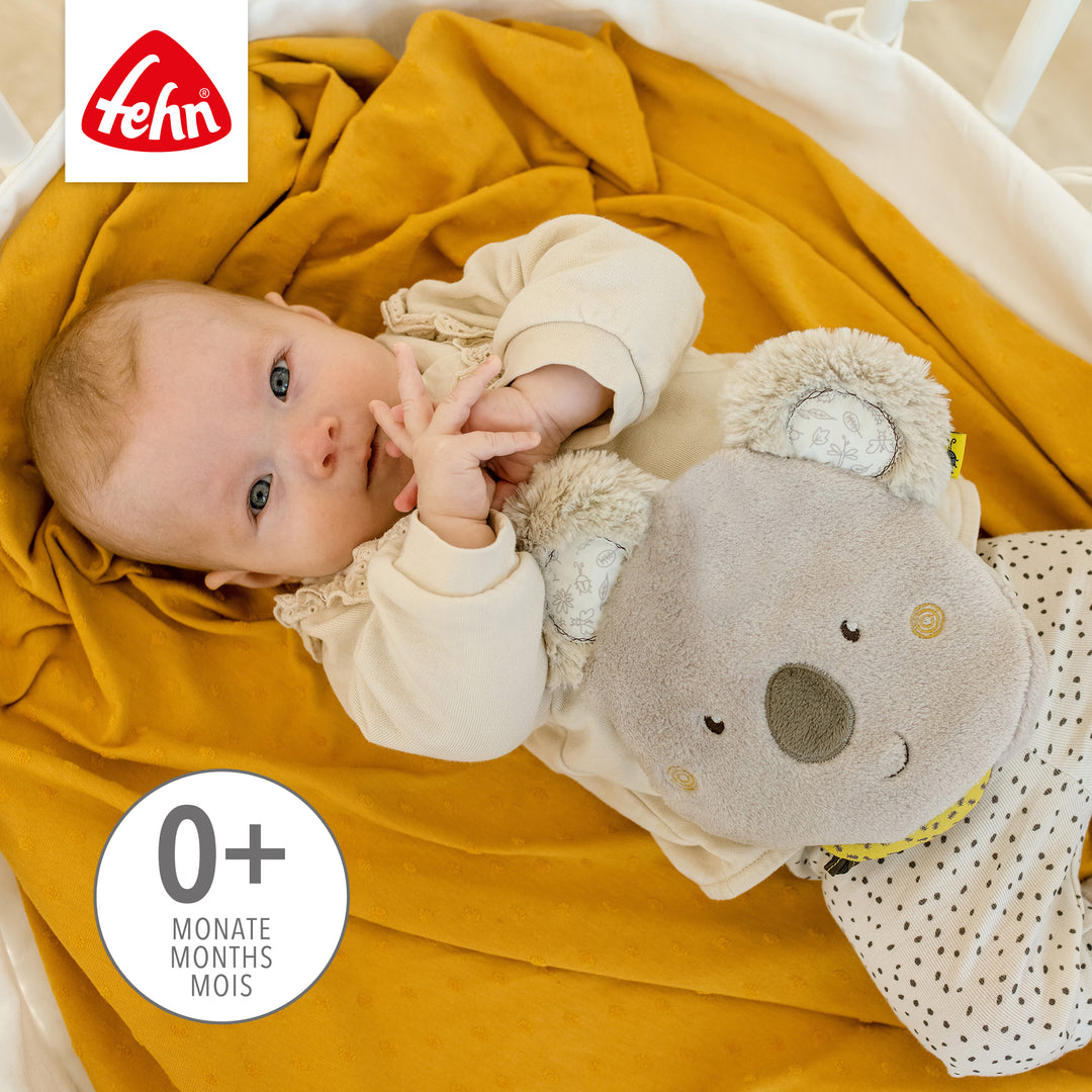 Baby kuschelt mit Baby Kirschkernkissen Koala aus weichem Plüsch