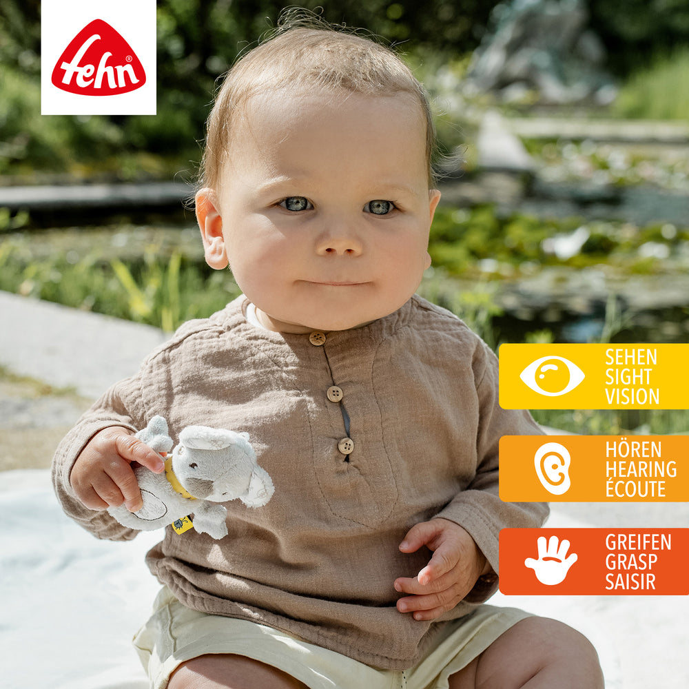 Baby hält Plüsch-Mini-Rassel Koala