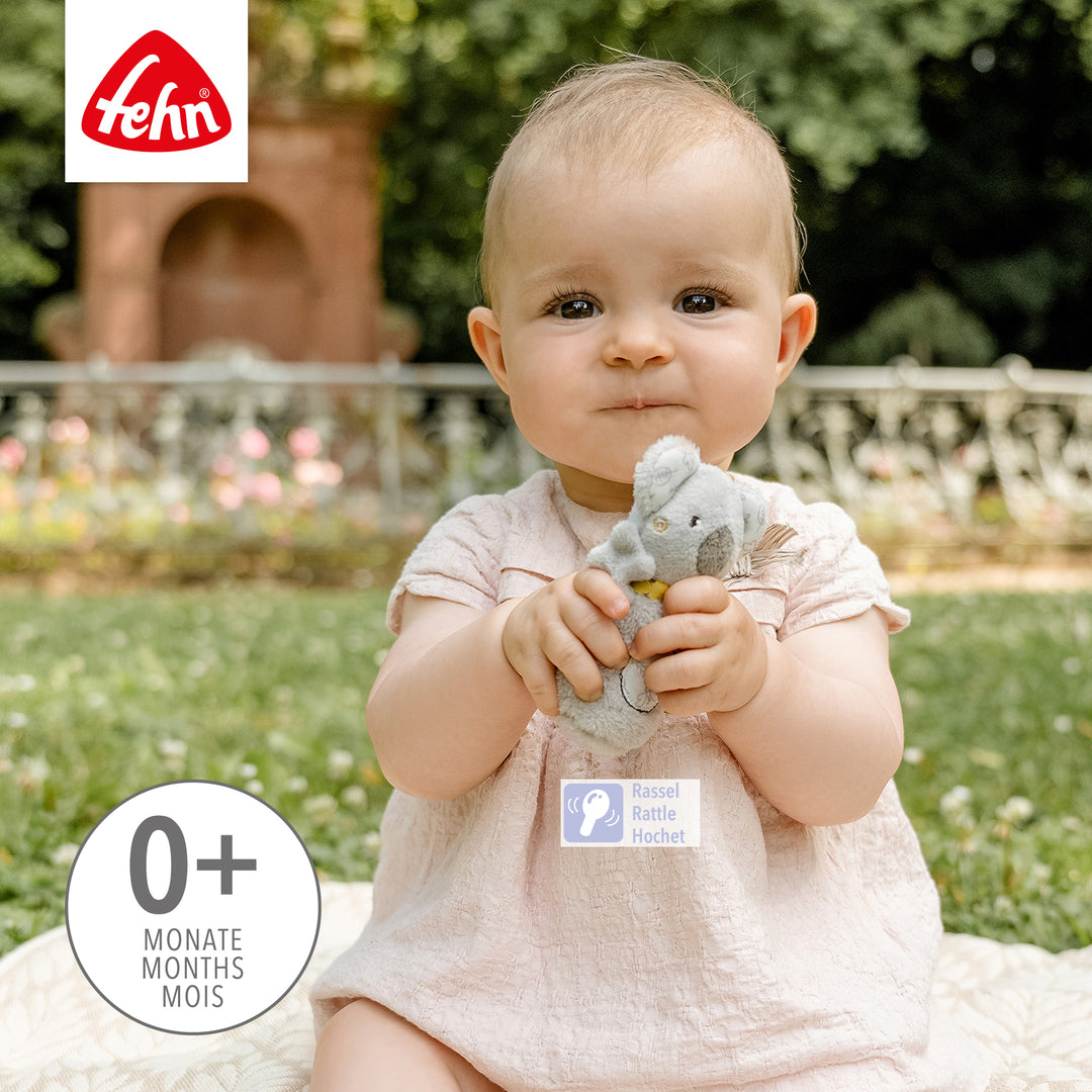 Baby spielt mit Baby Mini-Rassel Koala