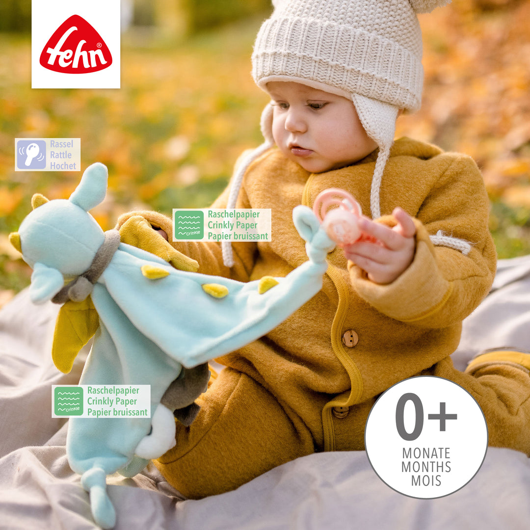 Baby spielt mit  Baby Schmusetuch Drache Deluxe mit Raschelpapier und Rassel