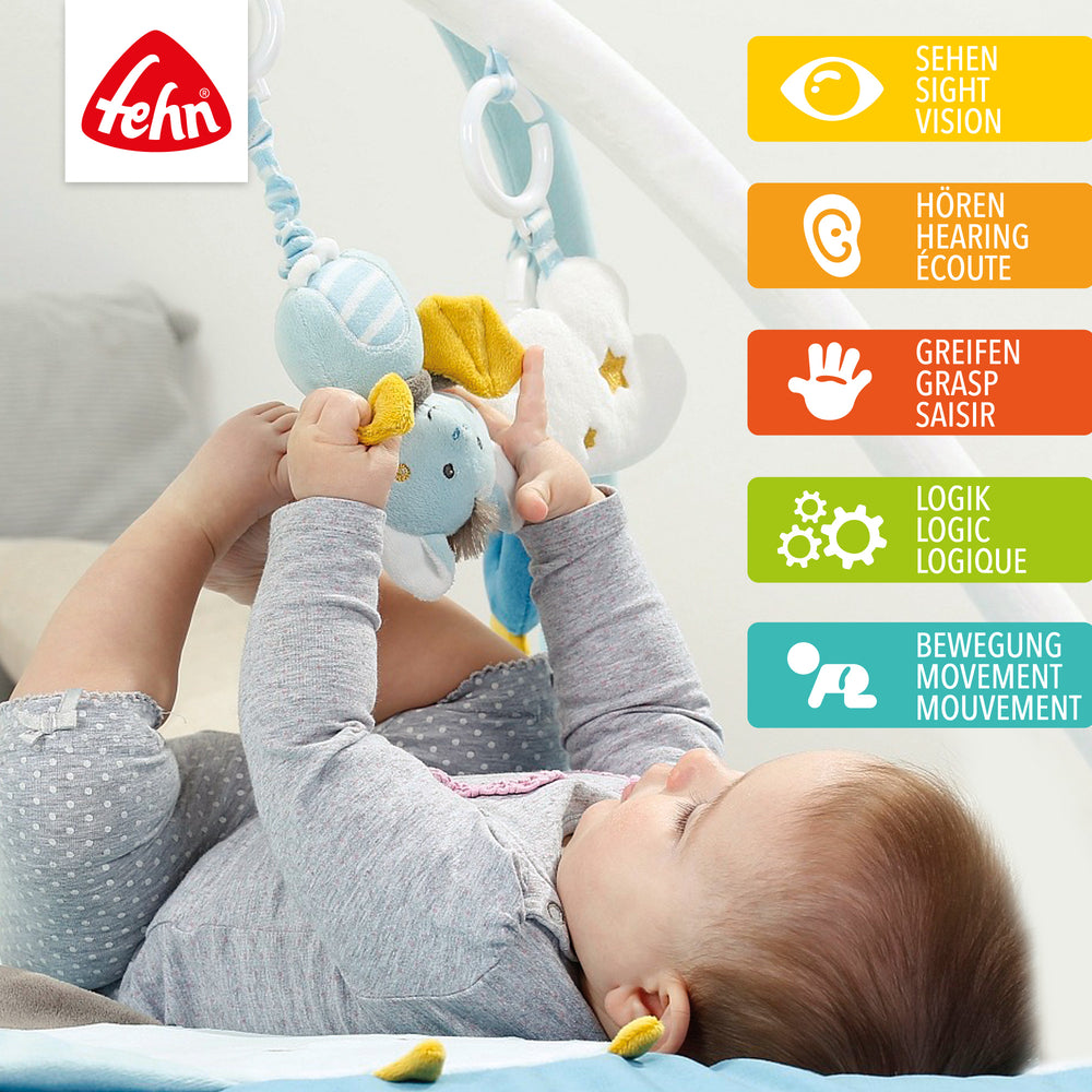 Baby liegt in Baby 3-D-Activity-Decke Little Castle und greift nach Spielelement