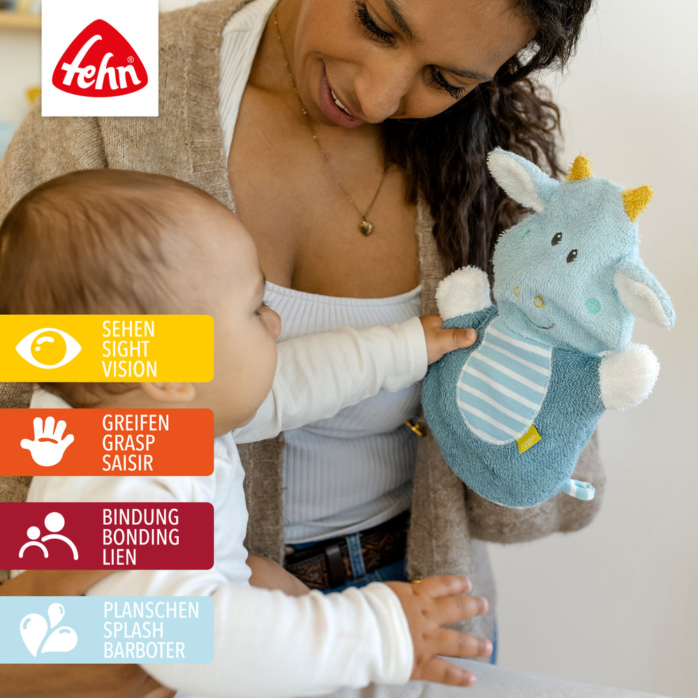 Baby greift nach Baby Wachhandschuh Drache