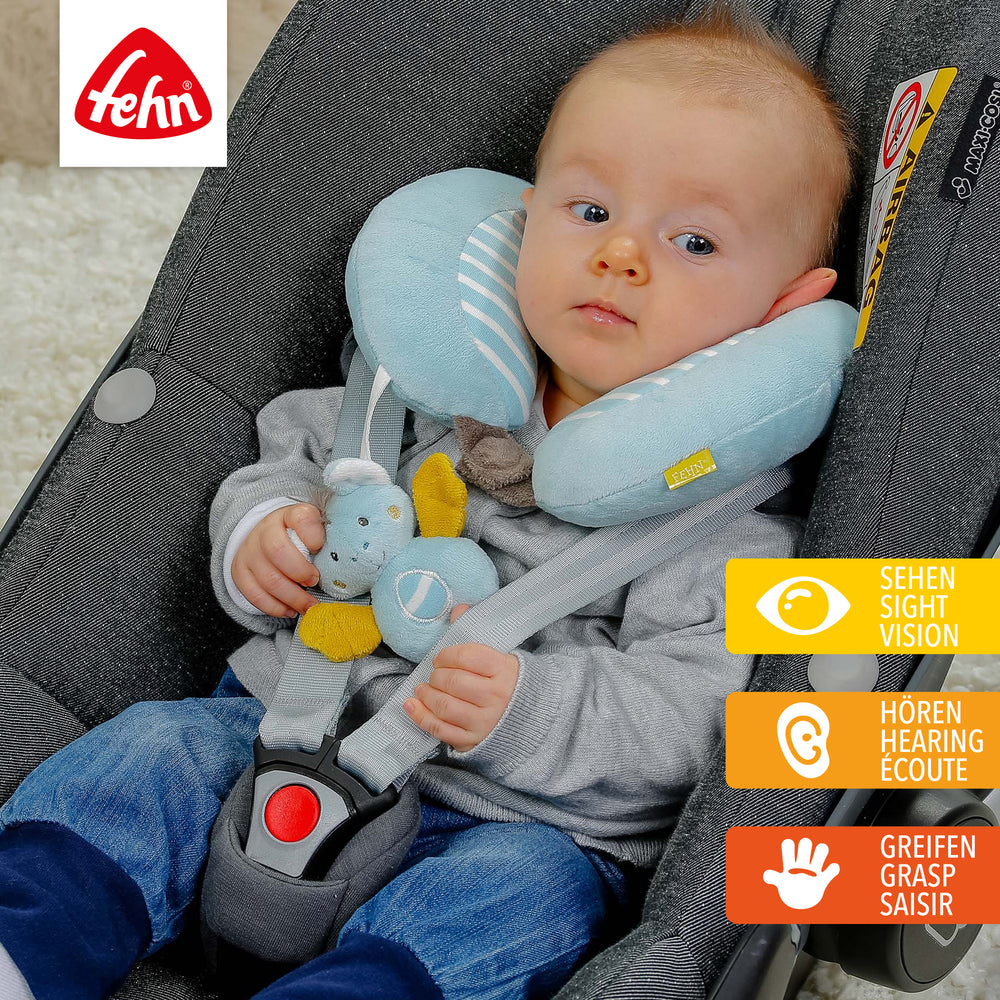 Baby trägt Baby Nackenstütze Fledermaus in der Babyschale