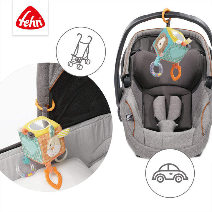 Baby Activity-Würfel Funky Friends an Babyschale und Kinderwagen befestigt