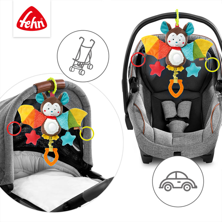 Baby Activity-Fledermaus an Babyschale und Kinderwagen befestigt