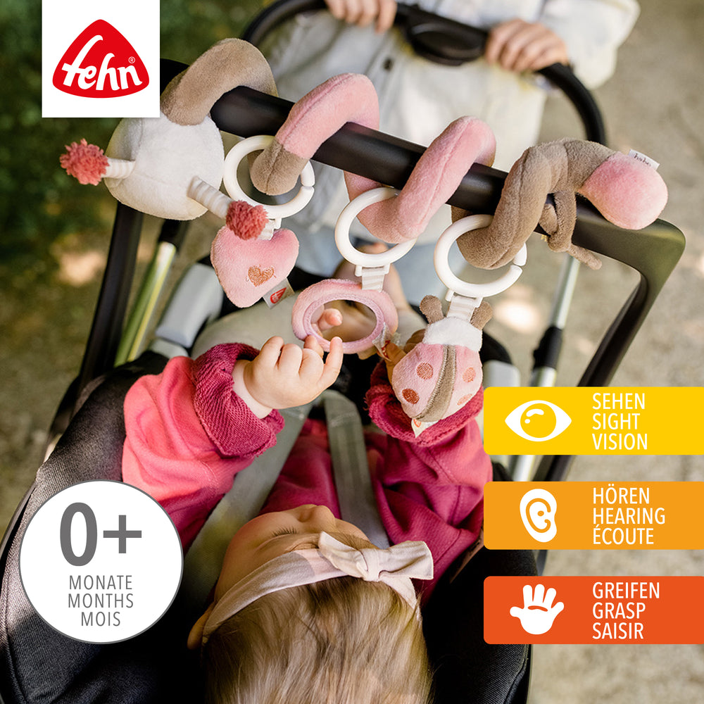 Baby spielt mit Baby Activity-Spirale Biene aus weichem Plüsch
