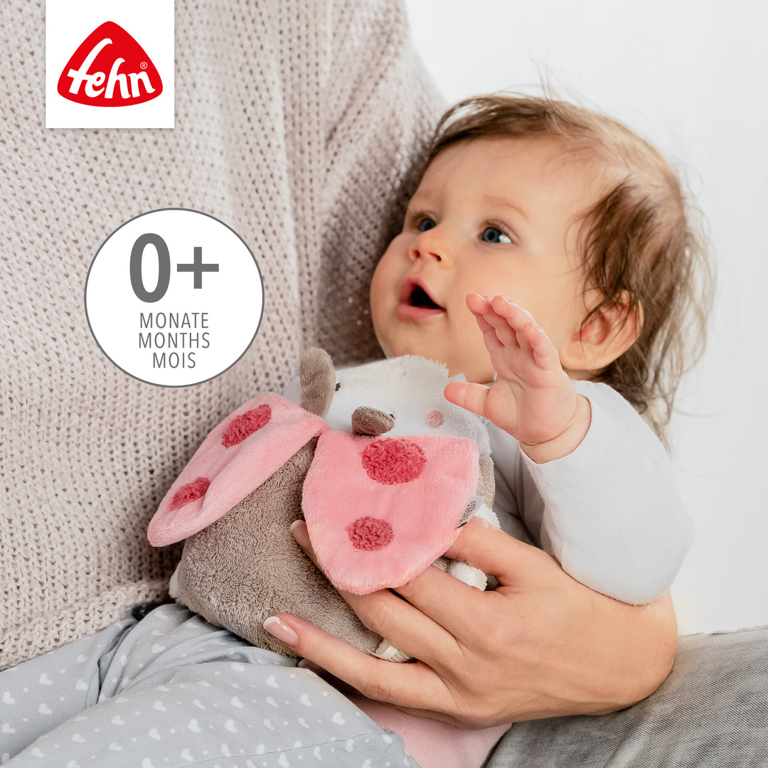 Baby kuschelt mit Baby Kirschkernkissen Käfer aus weichem Plüsch