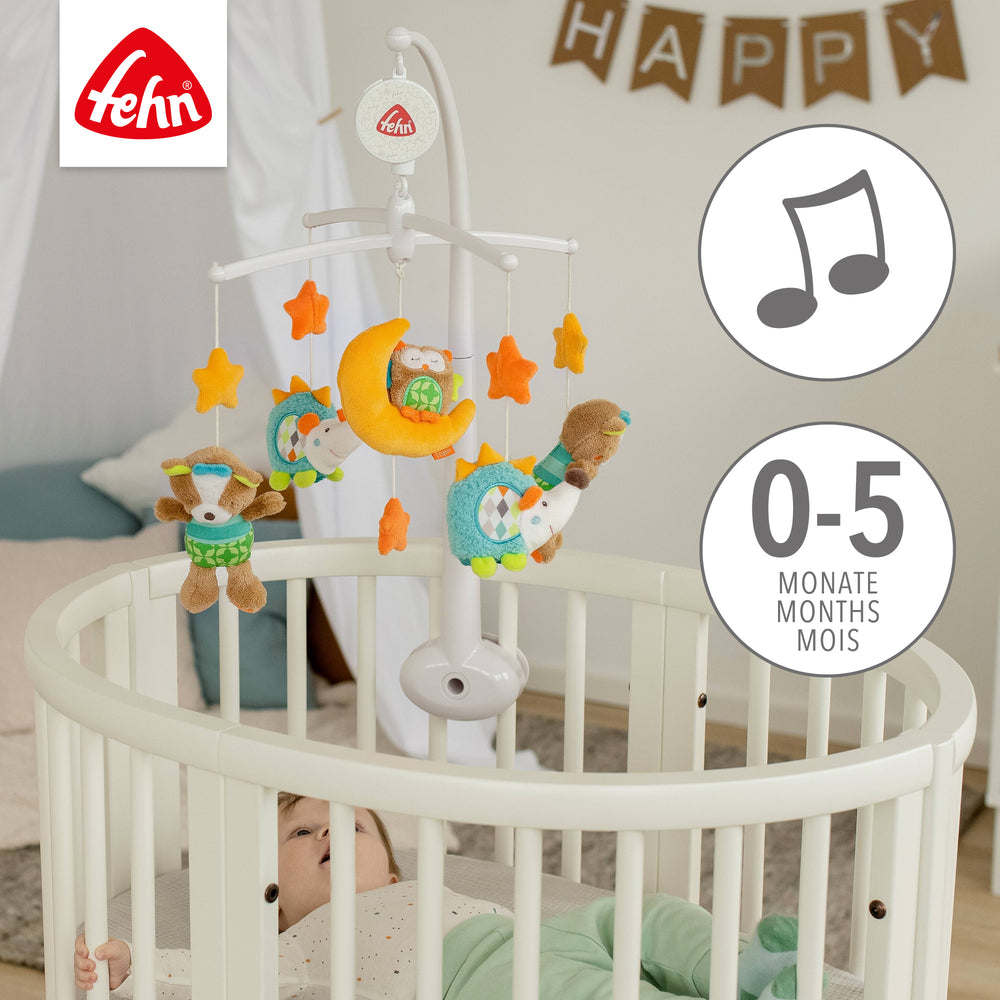 Baby liegt unter Baby Musik-Mobile Forest
