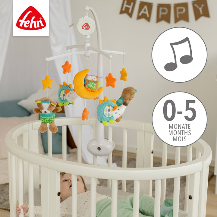 Baby liegt unter Baby Musik-Mobile Forest
