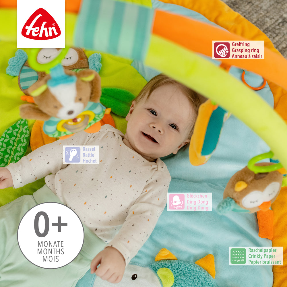 Baby entdeckt die Baby 3-D-Activity-Decke Forest in Rückenlage
