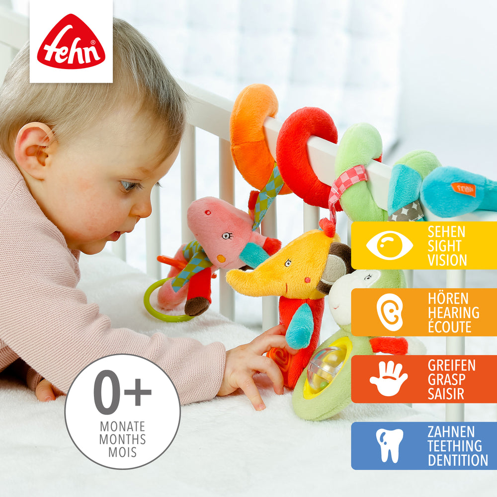 Baby spielt mit Baby Activity-Spirale Safari aus weichem Plüsch