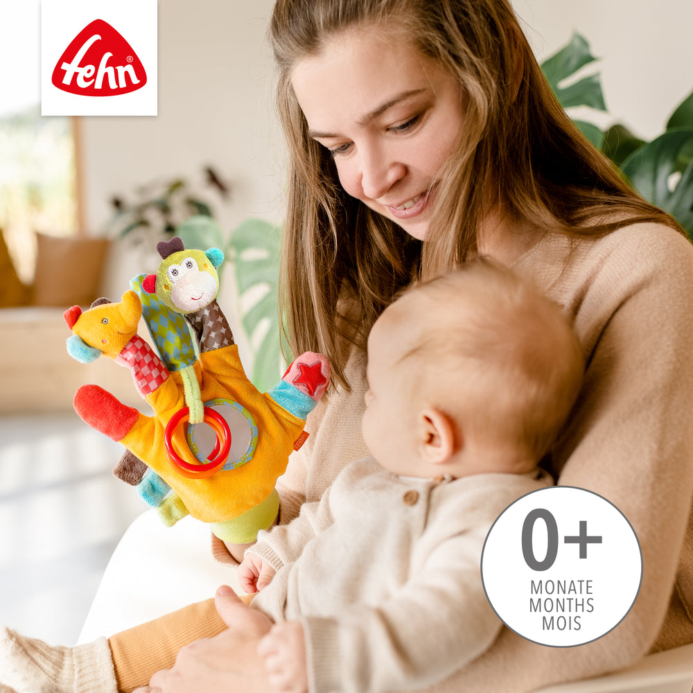 Mutter und Baby spielen mit Baby Spielhandschuh Safari aus weichem Plüsch