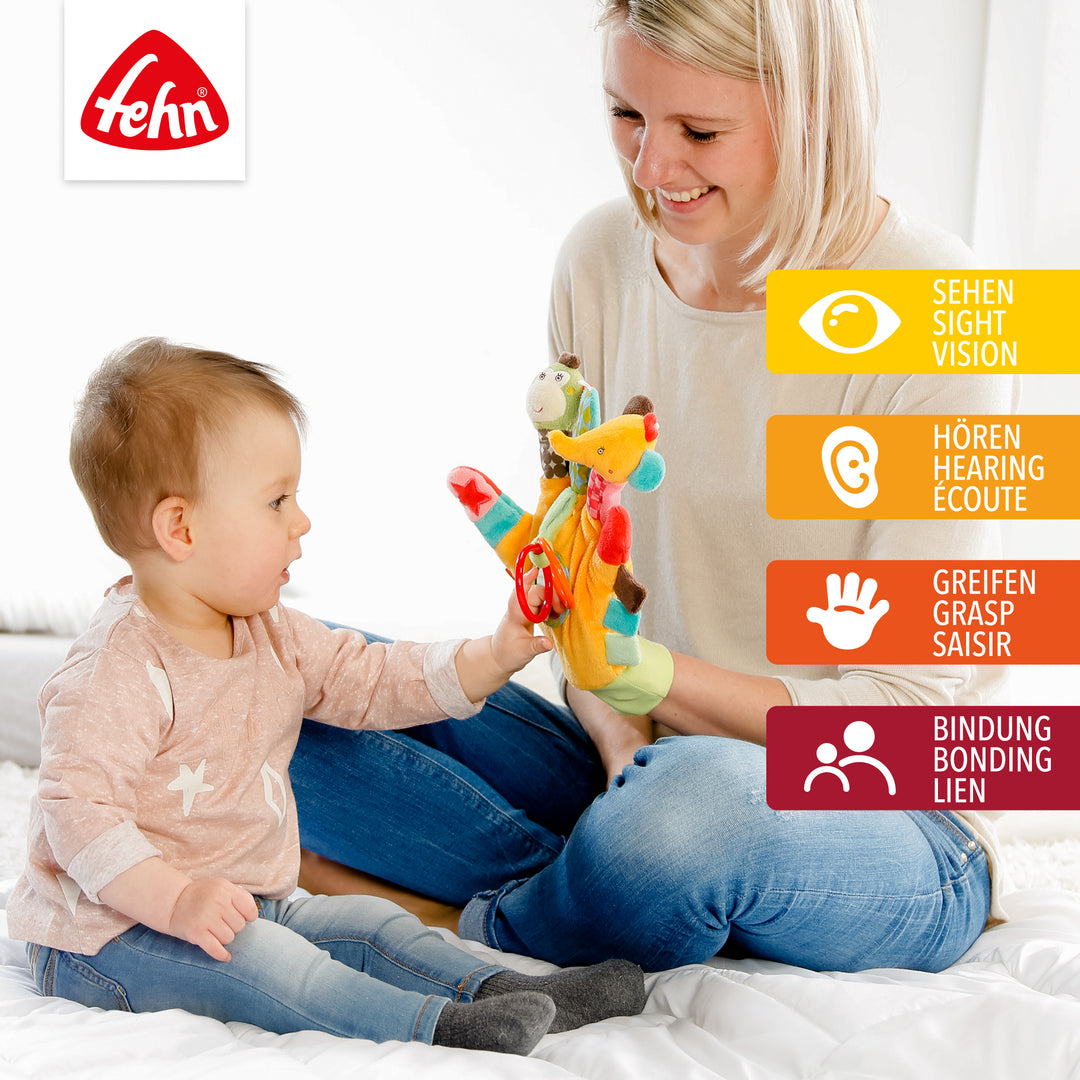 Baby greift nach Baby Spielhandschuh Safari