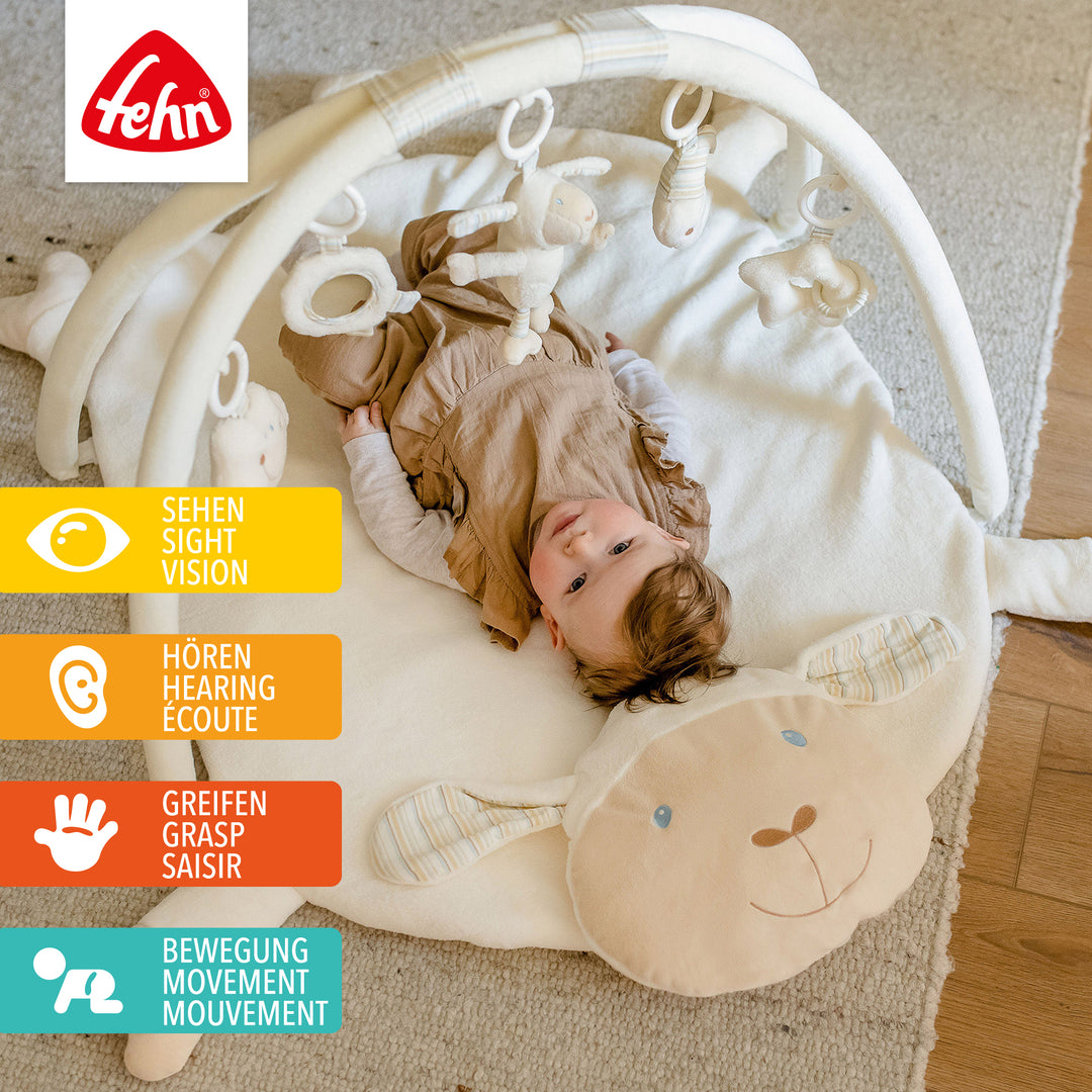 Baby entdeckt die Baby 3-D-Activity-Decke Schaf in Rückenlage