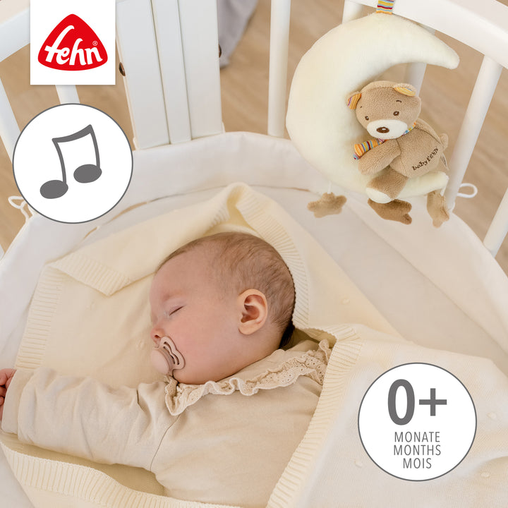 Baby schläft mit Baby Spieluhr Teddy im Mond