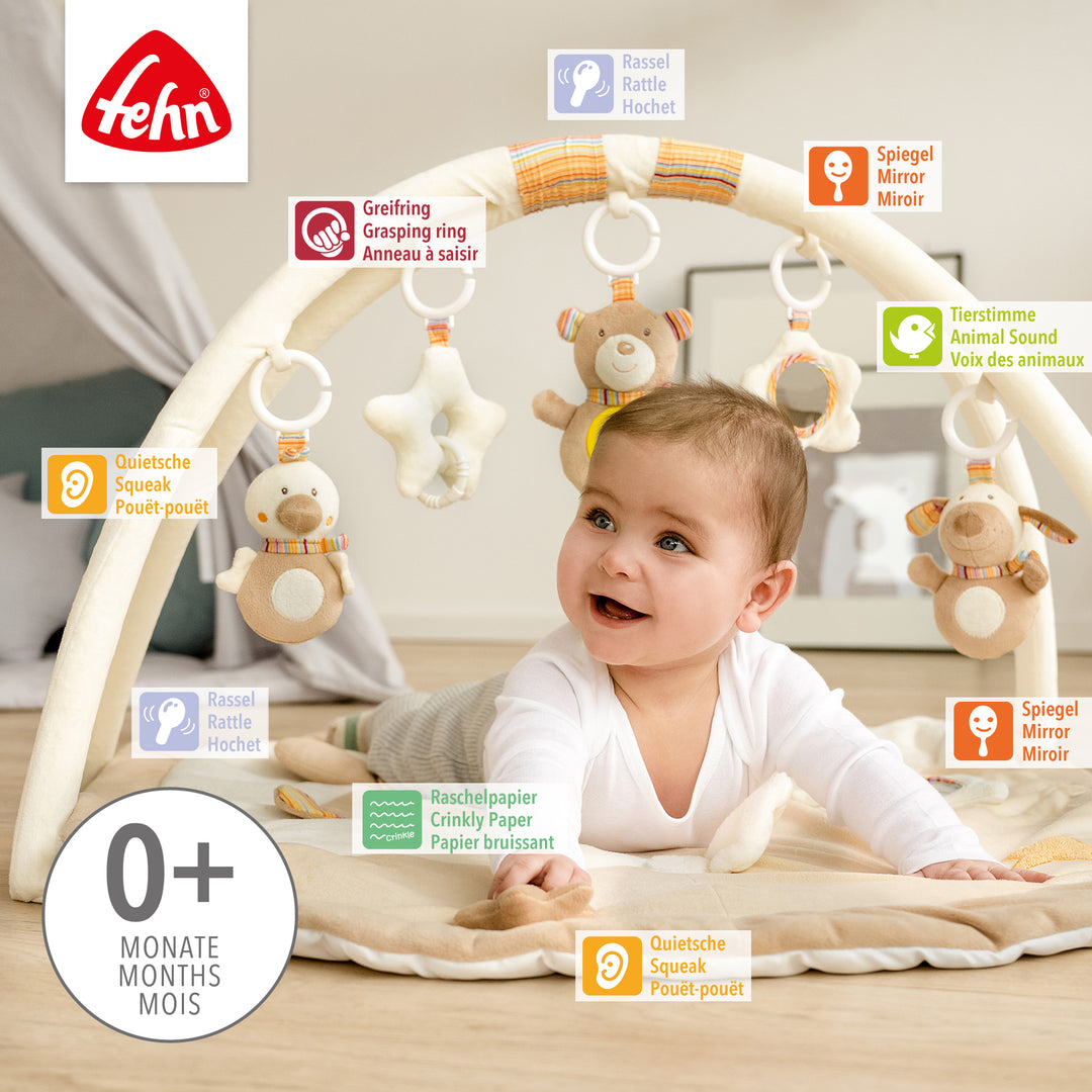 Baby entdeckt die Baby 3-D-Activity-Decke Rainbow in Bauchlage
