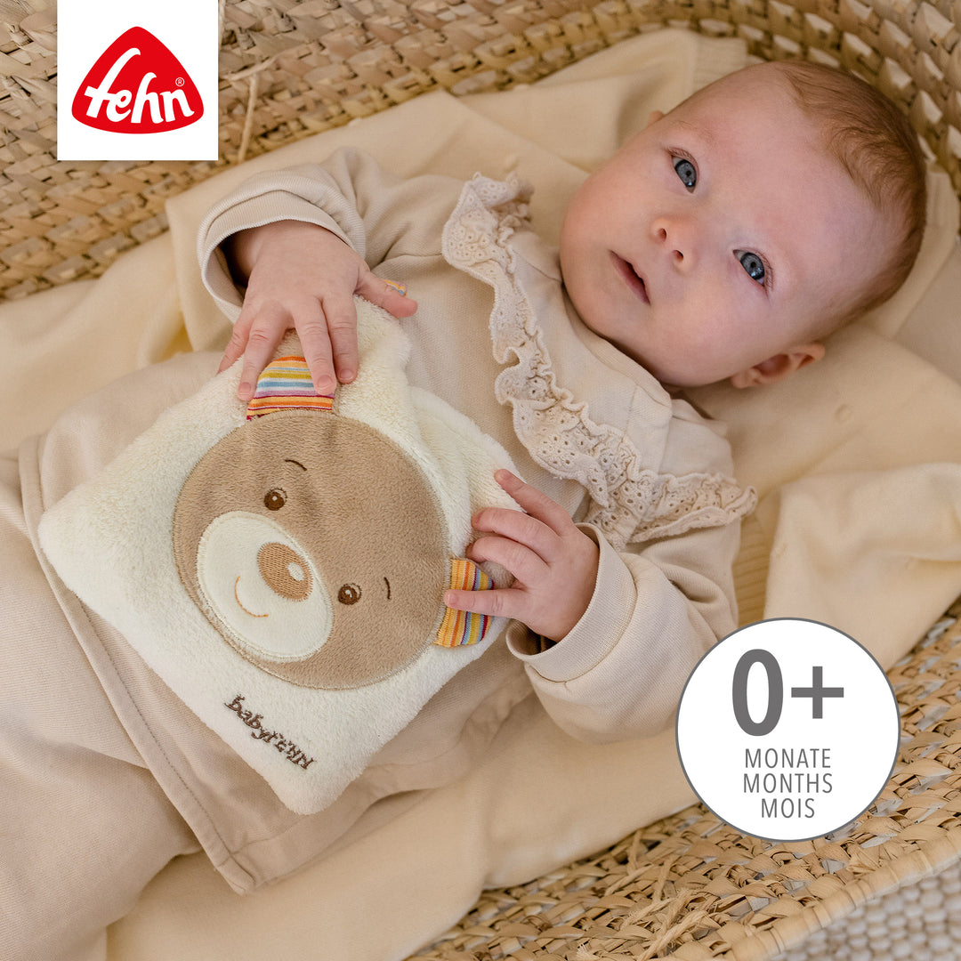 Baby kuschelt mit Baby Kirschkernkissen Teddy aus weichem Plüsch