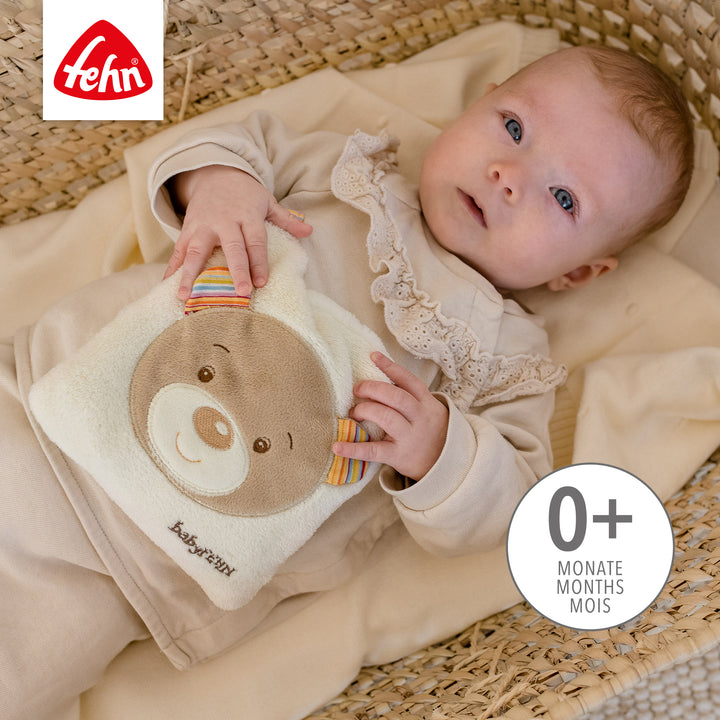 Baby kuschelt mit Baby Kirschkernkissen Teddy aus weichem Plüsch