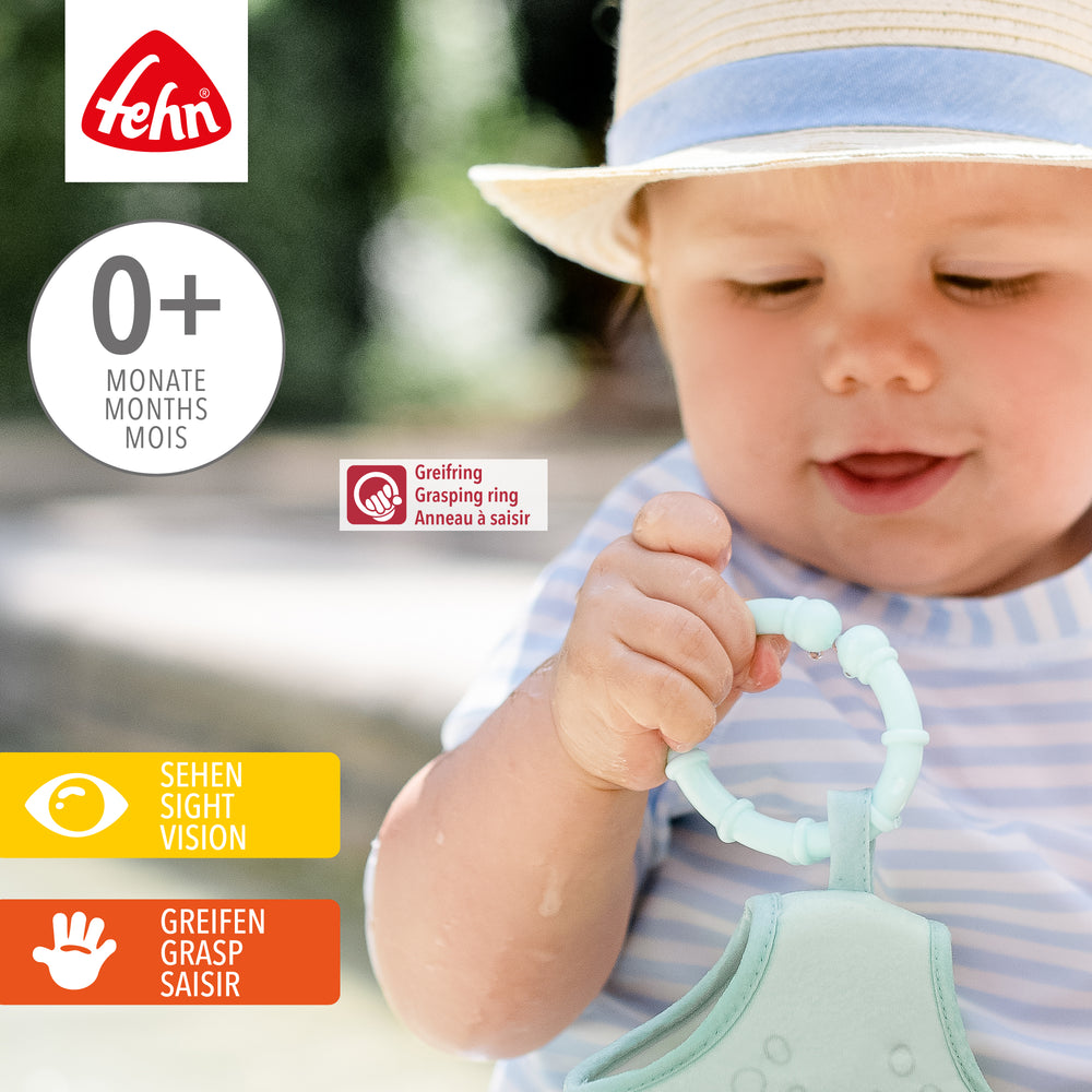 Baby spielt mit Befestigungsring