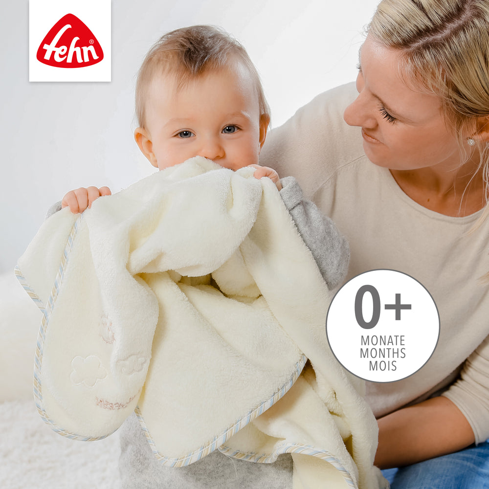 Baby spielt mit Baby Kuscheldecke Schaf