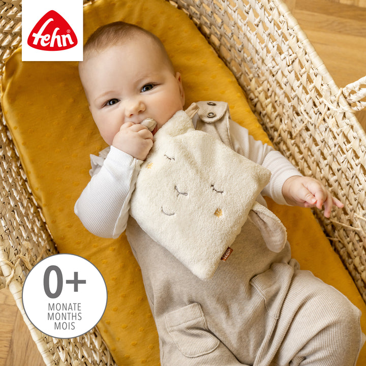 Baby kuschelt mit Baby Kirschkernkissen Schaf aus weichem Plüsch